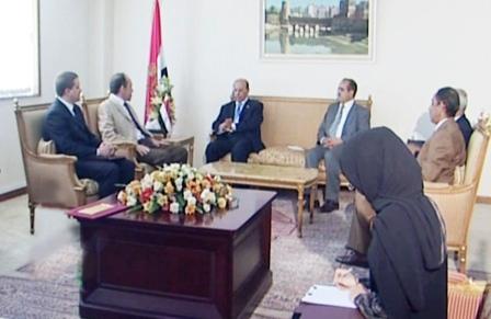 القربي والكحلاني أثناء لقائهما السفير الجزائري أمس